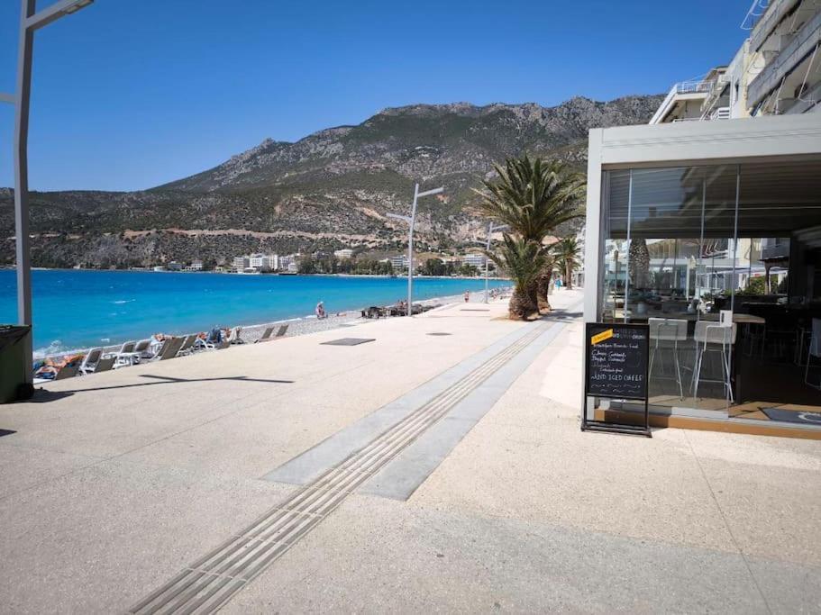 Apartment 50 Meters From The Beach Loutráki Exterior photo