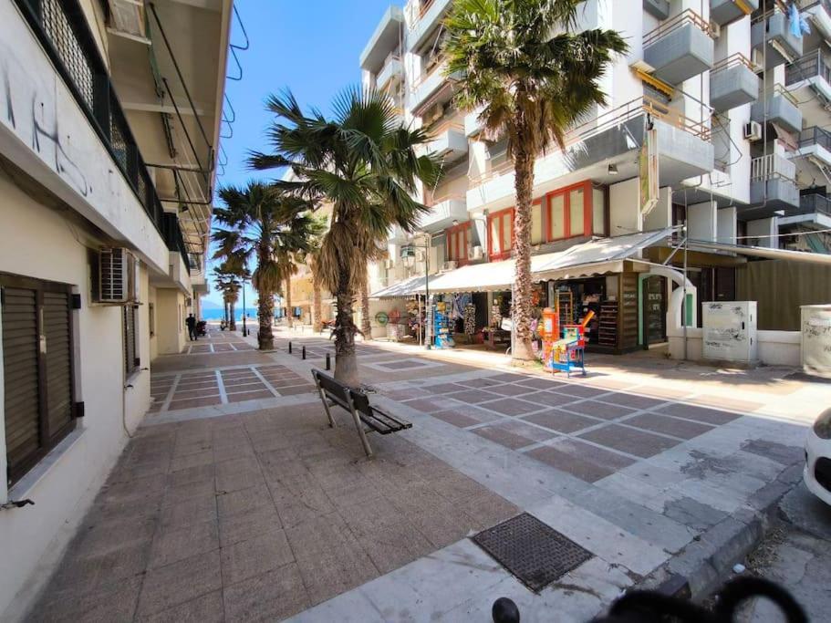 Apartment 50 Meters From The Beach Loutráki Exterior photo